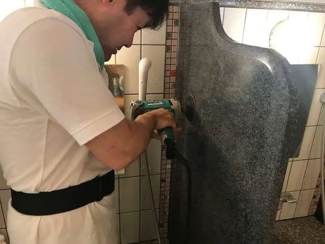 洗い場の仕切り板の清掃