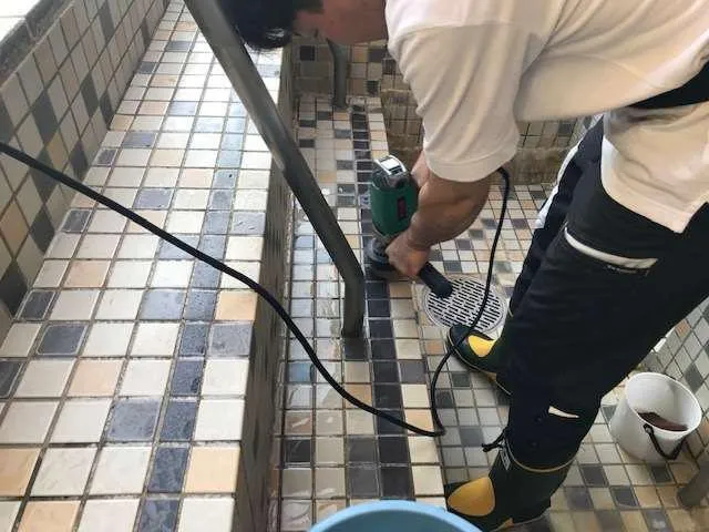 浴槽内エフロスケール汚れ除去