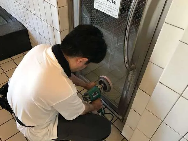 サウナ室のドアガラスウロコ被膜除去