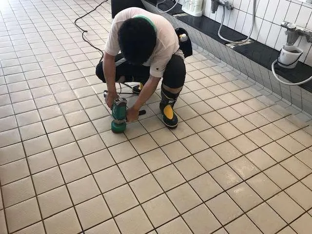 タイル床の汚れ除去