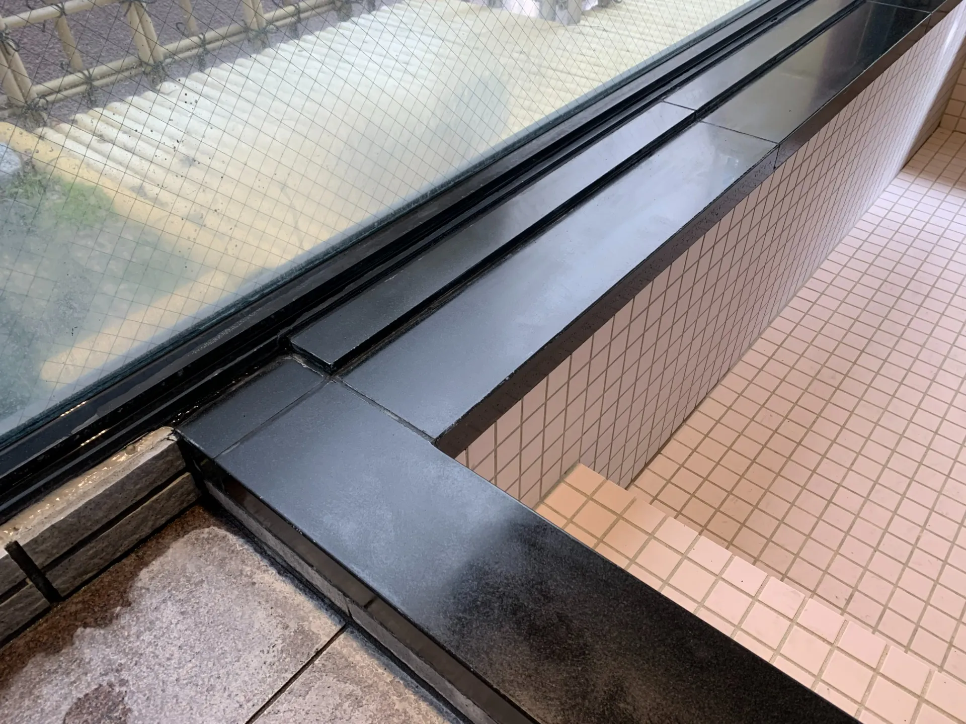 浴槽ヘリのエフロ・スケール汚れ除去