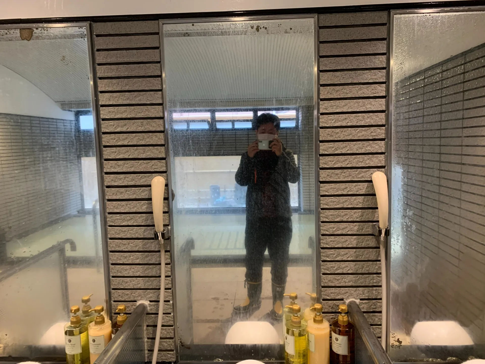 洗い場の鏡のウロコ汚れ除去