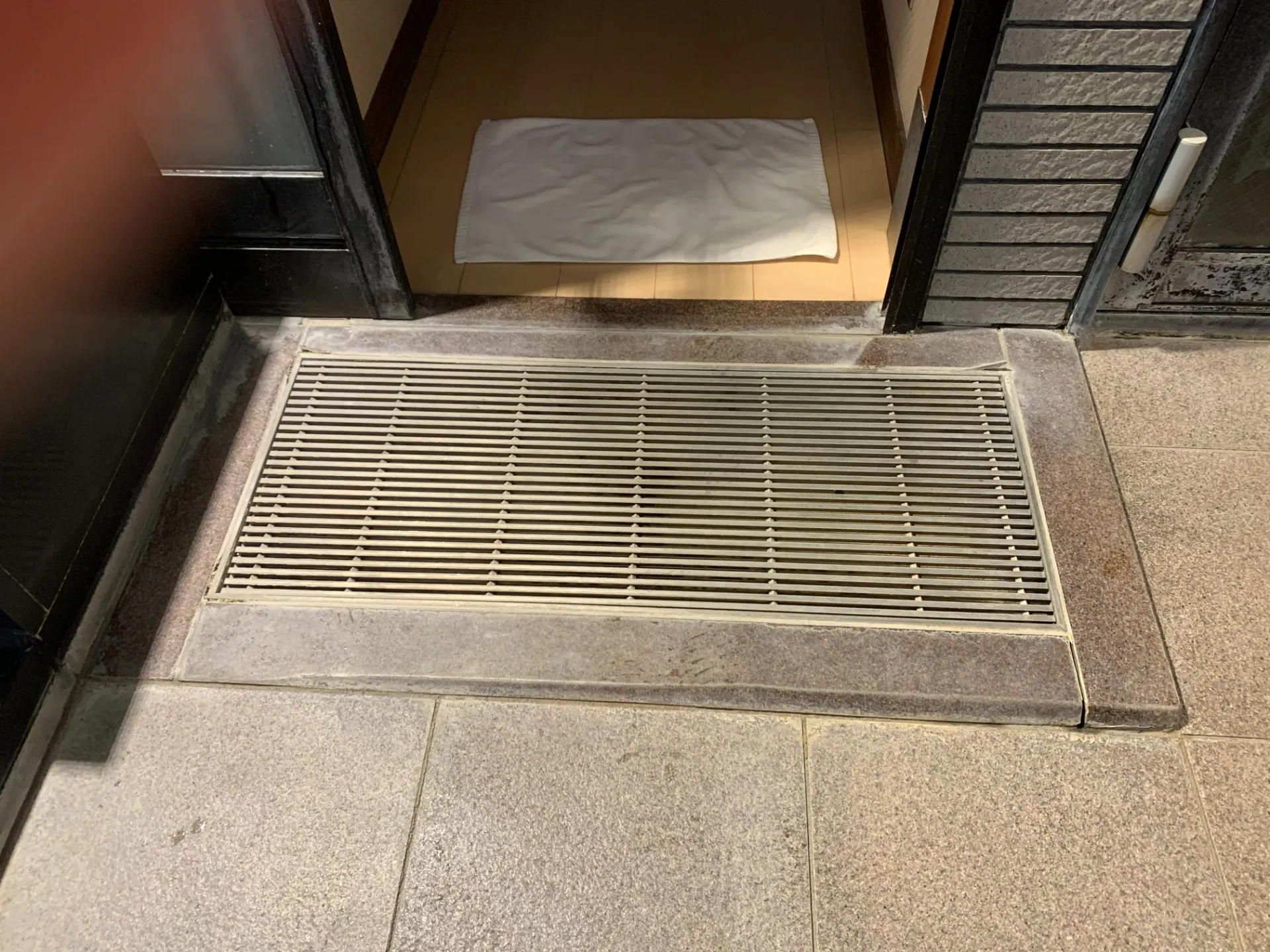 浴場床に付着したスケール除去