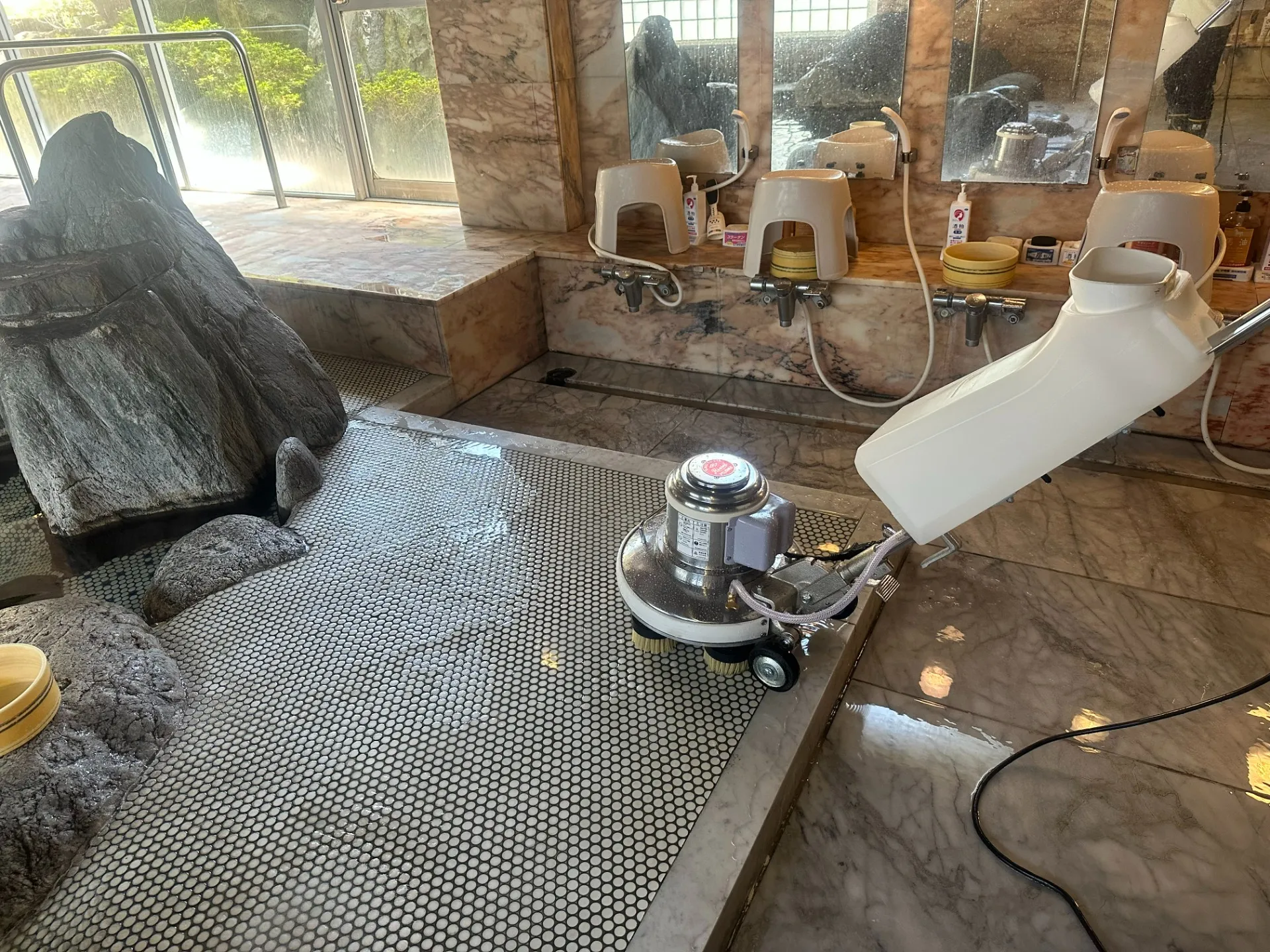 大浴場床のヌメリ除去清掃